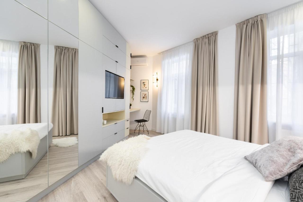 Four Bedroom Apartment, Old Town Bukarest Exteriör bild